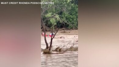 Alluvione Texas, il drammatico salvataggio di un automobilista nelle acque del fiume