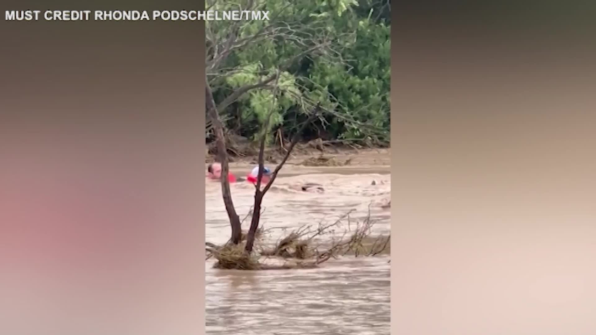 Alluvione Texas, il drammatico salvataggio di un automobilista nelle acque del fiume