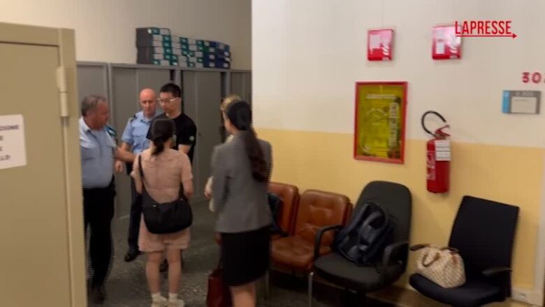 Milano, cittadino cinese accusato di spionaggio: l'arrivo in tribunale