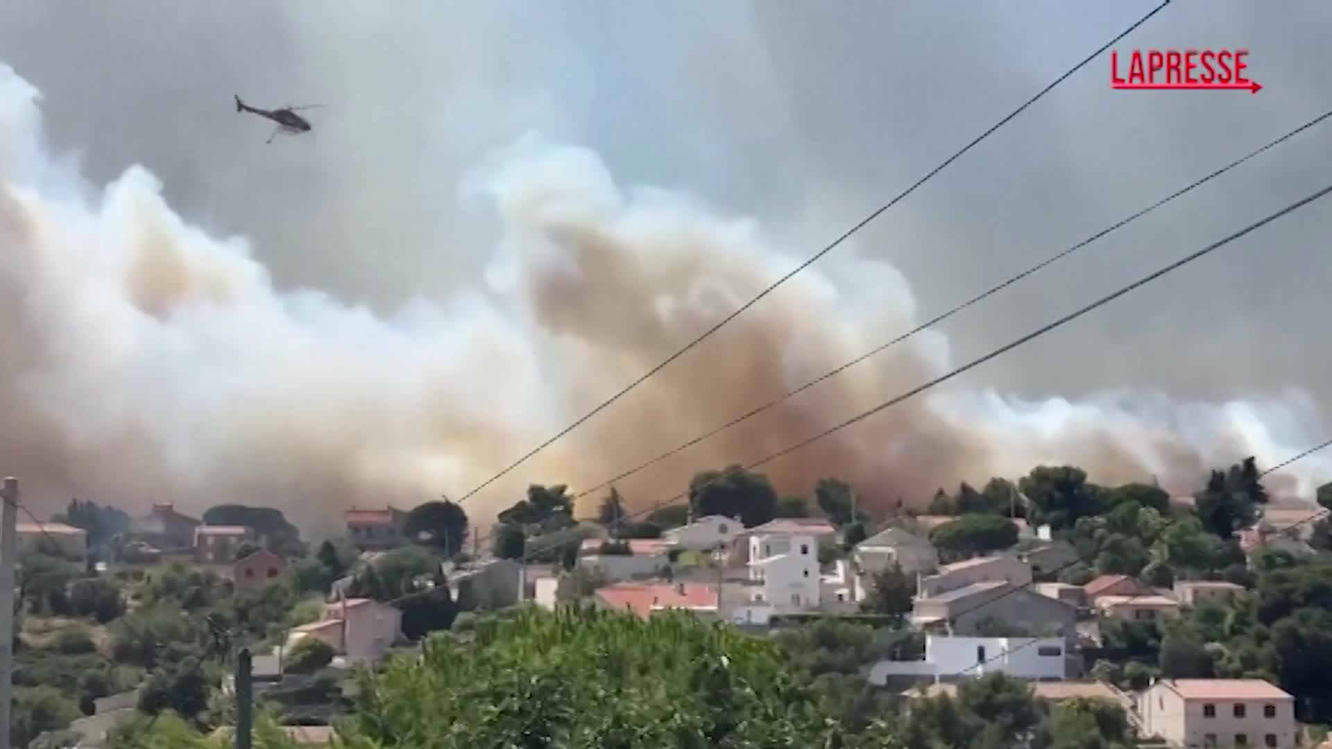 Incendio Marsiglia, ai residenti di alcuni quartieri data disposizione di rimanere in casa Incendio Marsiglia, ai residenti di alcuni quartieri data disposizione di rimanere in casa