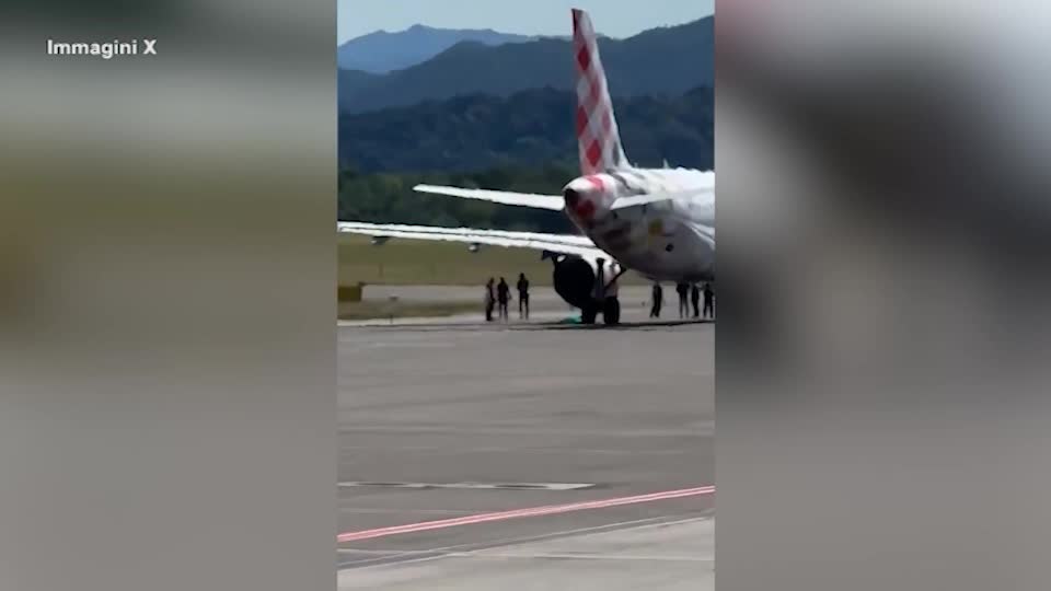 Orio al Serio, uomo risucchiato da motore aereo: la messa in sicurezza dell Orio al Serio, uomo risucchiato da motore aereo: la messa in sicurezza dell