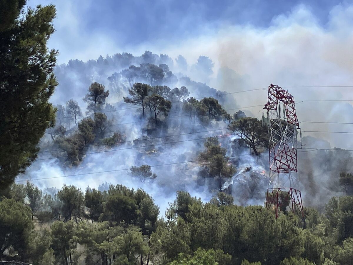 Francia, maxi incendio raggiunge Marsiglia. Brucia anche la Spagna Francia, maxi incendio raggiunge Marsiglia. Brucia anche la Spagna