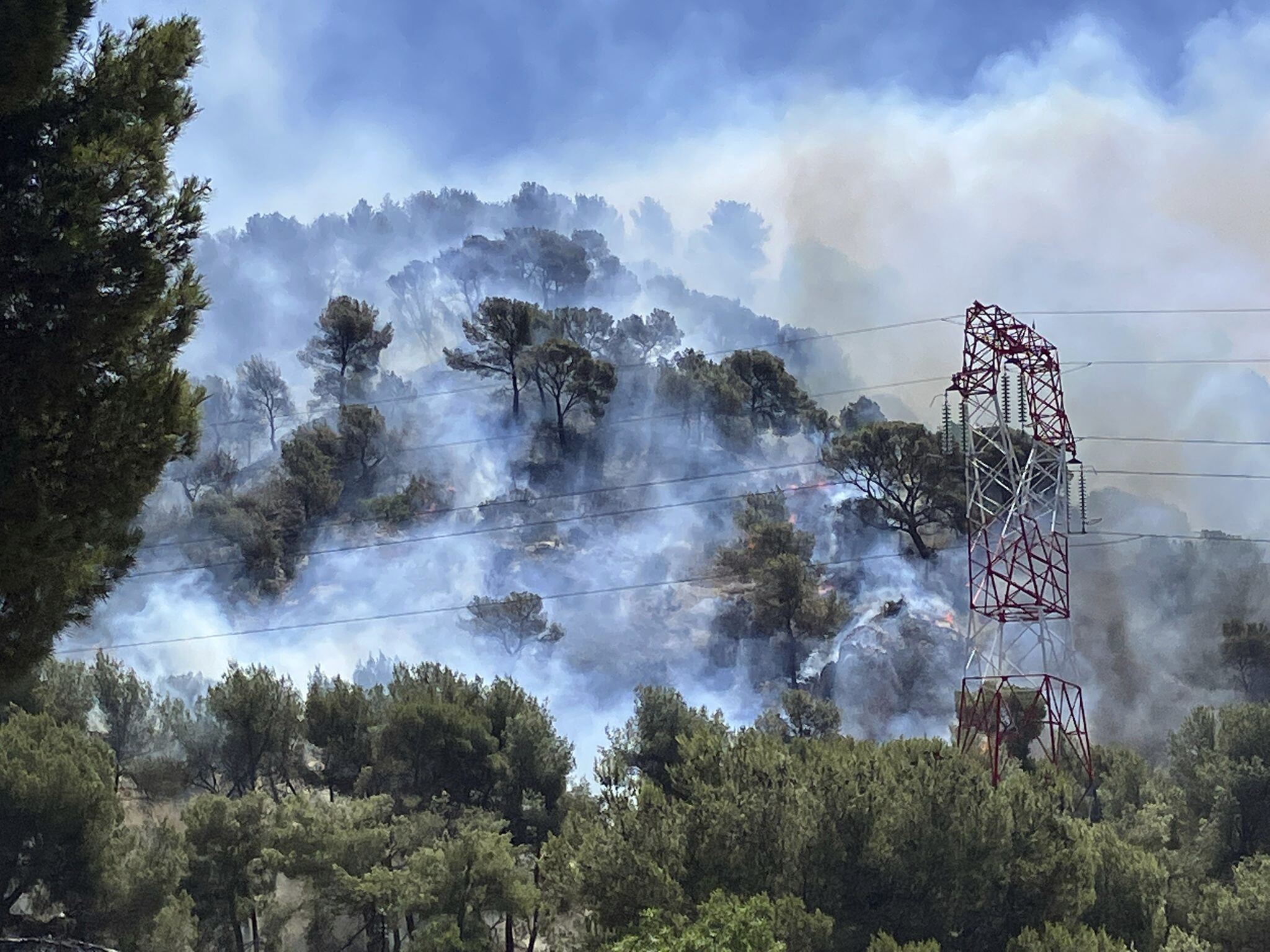 Francia, maxi incendio raggiunge Marsiglia. Brucia anche la Spagna