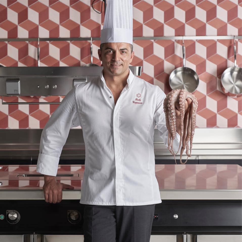 Bufera sullo chef Paolo Cappuccio: su facebook cerca personale ma no a omosessuali e ‘comunisti’ Bufera sullo chef Paolo Cappuccio: su facebook cerca personale ma no a omosessuali e ‘comunisti’