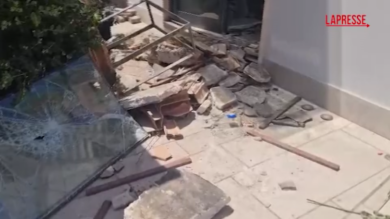 Terracina, crollo ristorante: le macerie davanti al locale