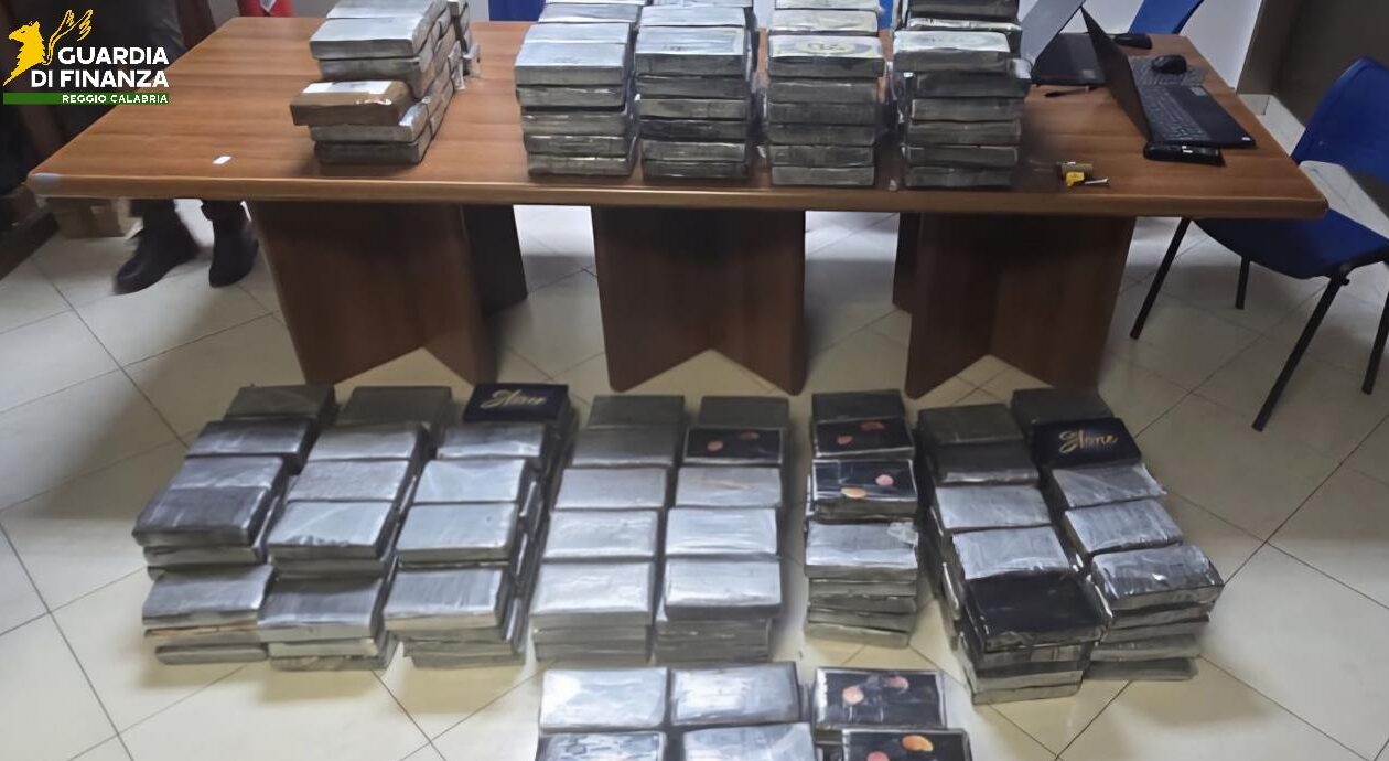 Gioia Tauro, sequestrati 417 kg di cocaina nel porto 