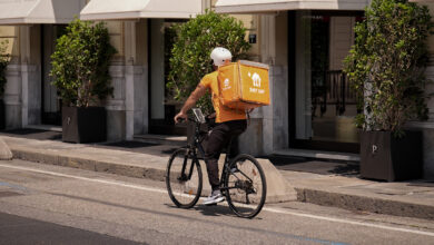 Caldo, controlli sui rider: al lavoro in condizioni estreme
