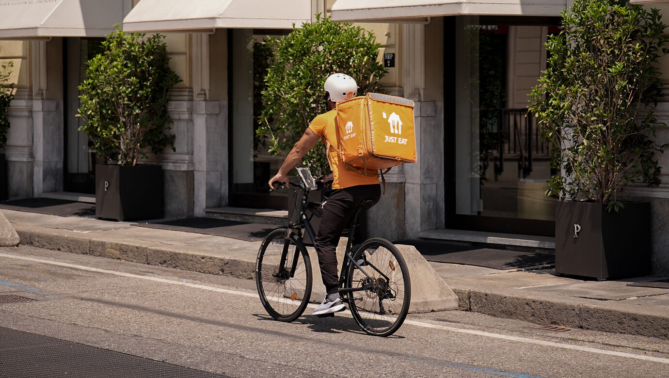 Caldo, controlli sui rider: al lavoro in condizioni estreme Caldo, controlli sui rider: al lavoro in condizioni estreme