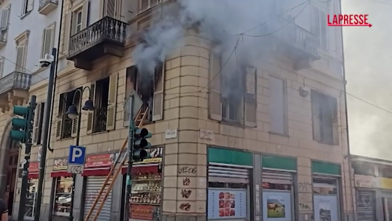 Torino, incendio in Corso Giulio Cesare: tre persone in ospedale per accertamenti Torino, incendio in Corso Giulio Cesare: tre persone in ospedale per accertamenti