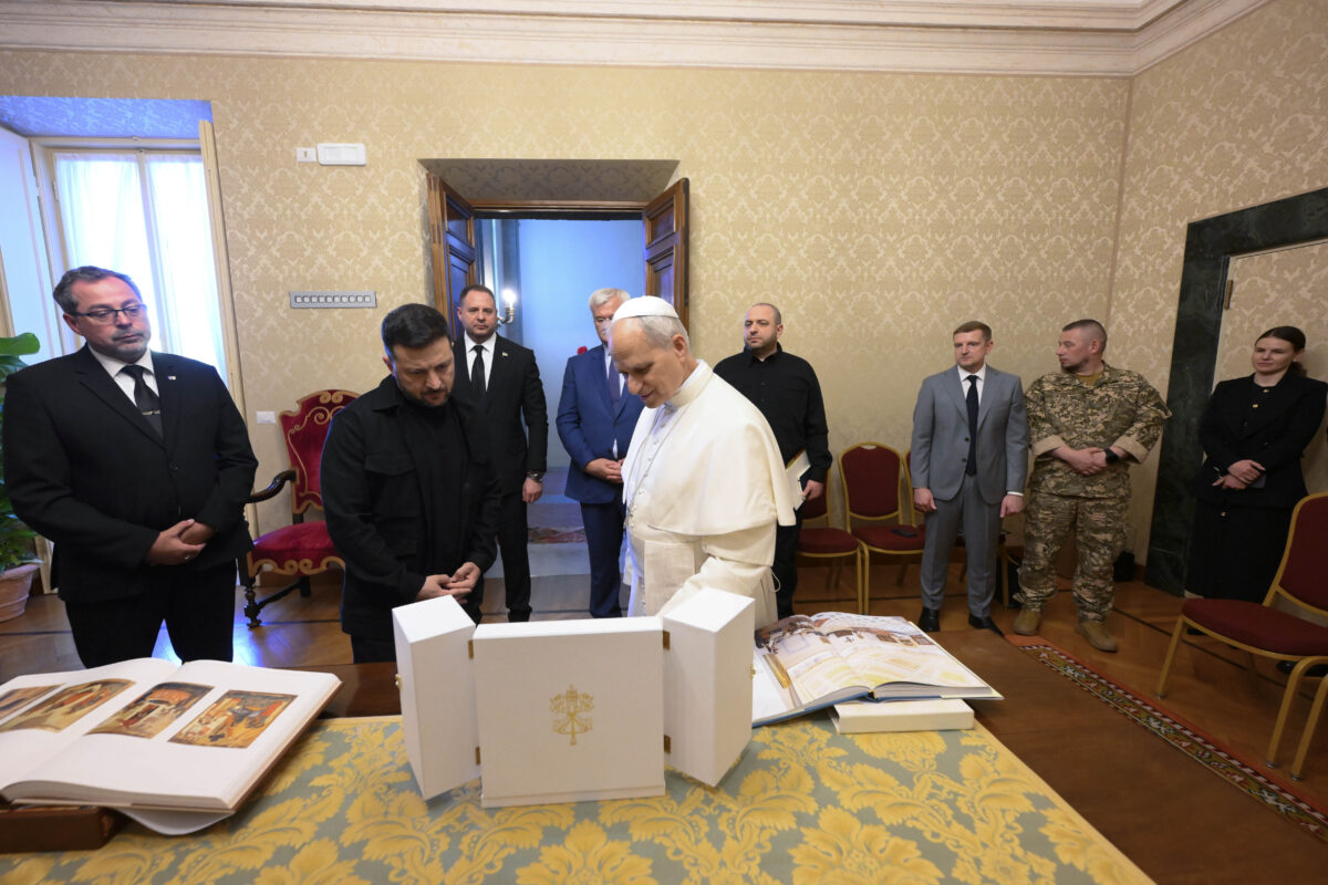 Galleria foto 'Zelensky a Roma dal Papa e da Mattarella, la visita in 10 foto' - foto 2