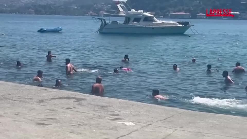 Caldo torrido in Turchia, tuffi nel Bosforo per rinfrescarsi Caldo torrido in Turchia, tuffi nel Bosforo per rinfrescarsi