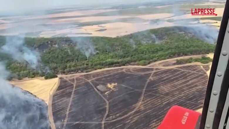 Romania, in azione gli elicotteri per spegnere gli incendi