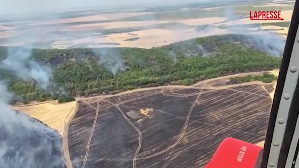 Romania, in azione gli elicotteri per spegnere gli incendi Romania, in azione gli elicotteri per spegnere gli incendi