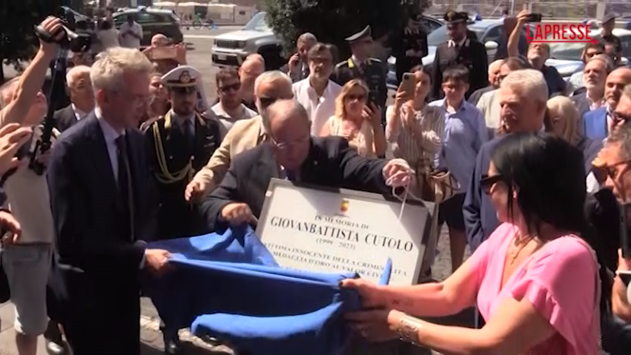 Napoli, ripristinata la targa in memoria di Gio Napoli, ripristinata la targa in memoria di Gio