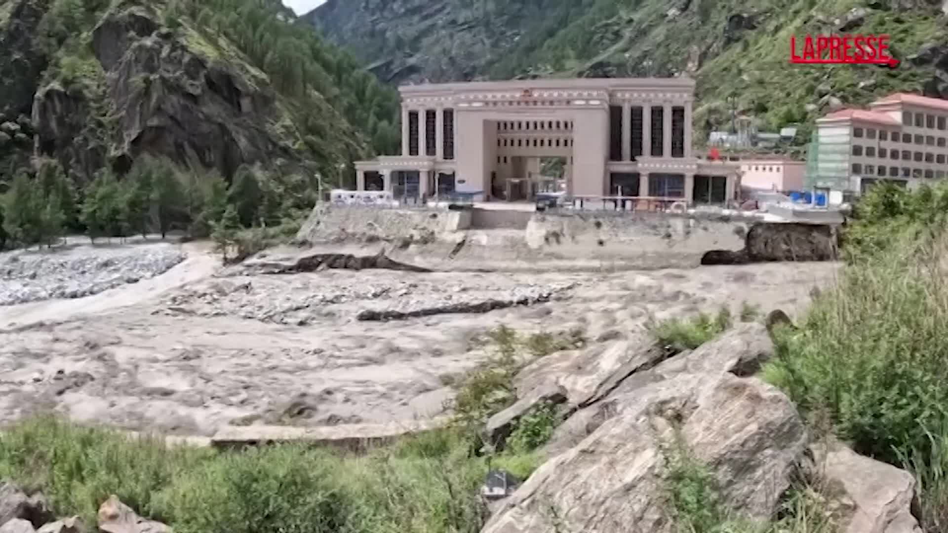 nepal inondazioni spazzano via un ponte le immagini della piena