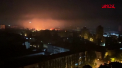 Ucraina, massiccio attacco russo su Kiev: il video delle esplosioni e i soccorsi