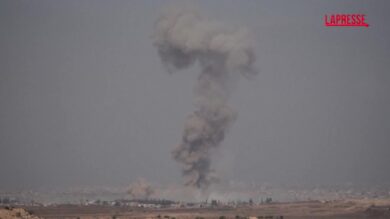 Gaza, colonne di fumo dalla Striscia: le immagini degli attacchi