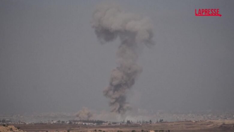 Gaza, colonne di fumo dalla Striscia: le immagini degli attacchi