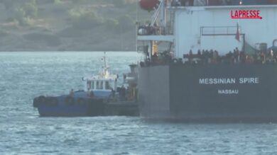 Migranti, centinaia trasferiti ad Atene da Creta