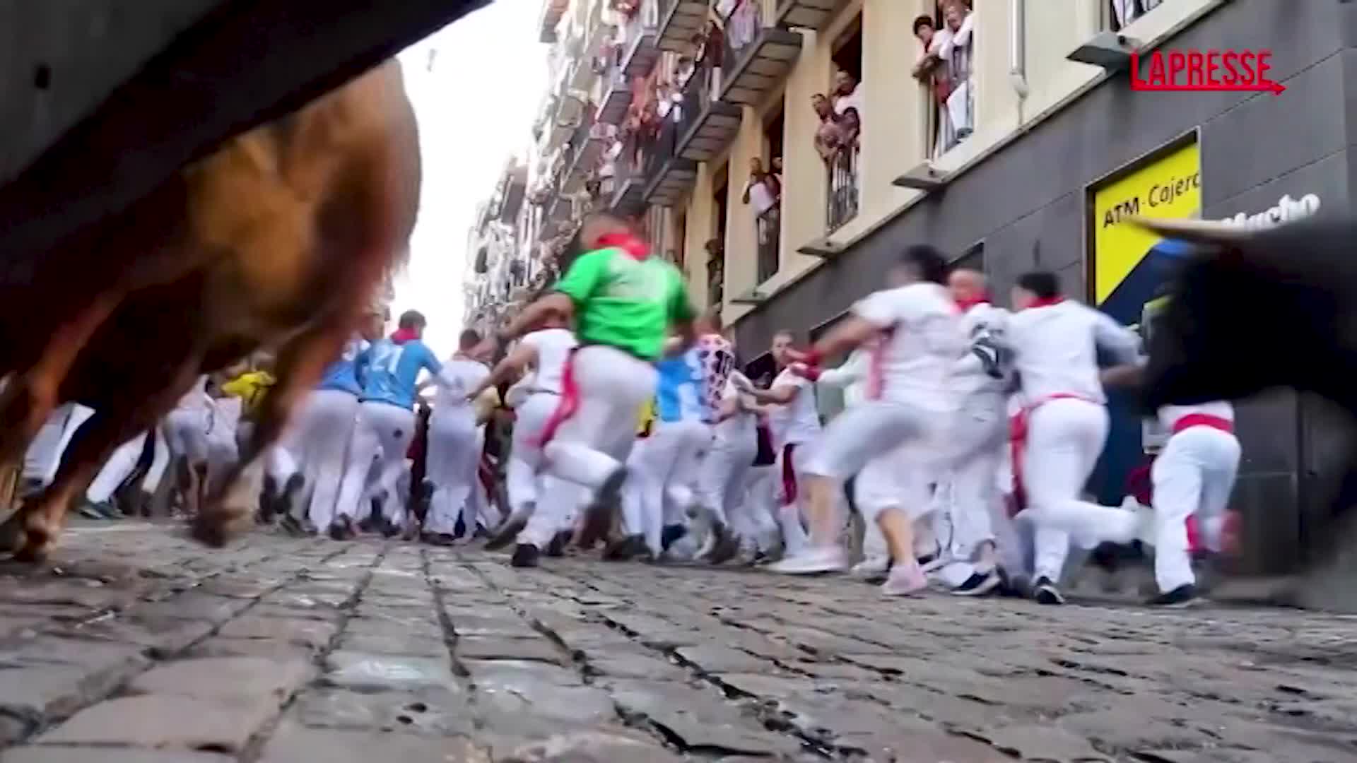 Spagna, la corsa dei tori a Pamplona: le immagini della festa Spagna, la corsa dei tori a Pamplona: le immagini della festa