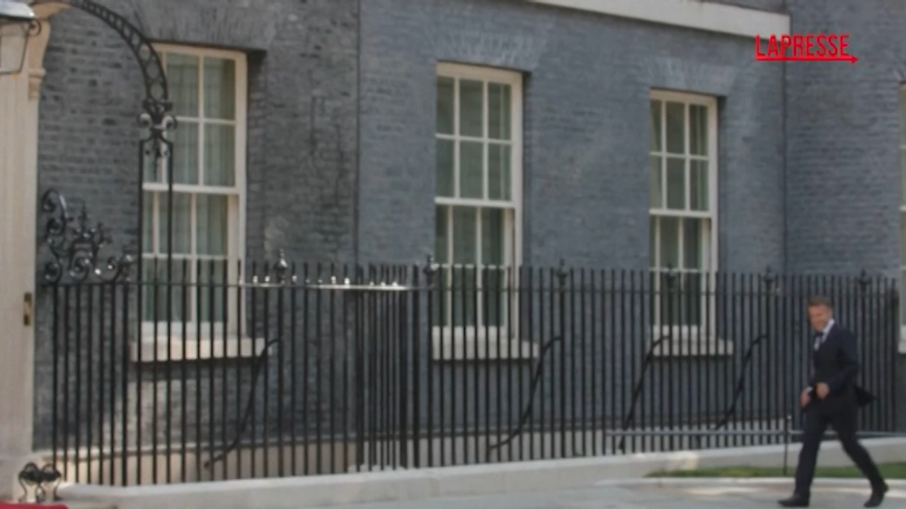 Regno Unito, Macron arriva a Downing Street per incontrare Starmer Regno Unito, Macron arriva a Downing Street per incontrare Starmer