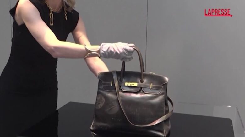 Moda, all’asta a Parigi l’originale borsa Birkin di Jane Birkin