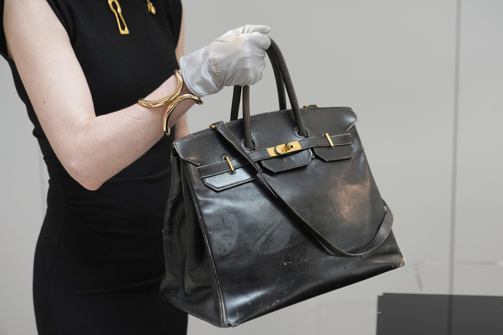La Birkin originale di Hermès venduta all’asta per 8,6 milioni di euro La Birkin originale di Hermès venduta all’asta per 8,6 milioni di euro
