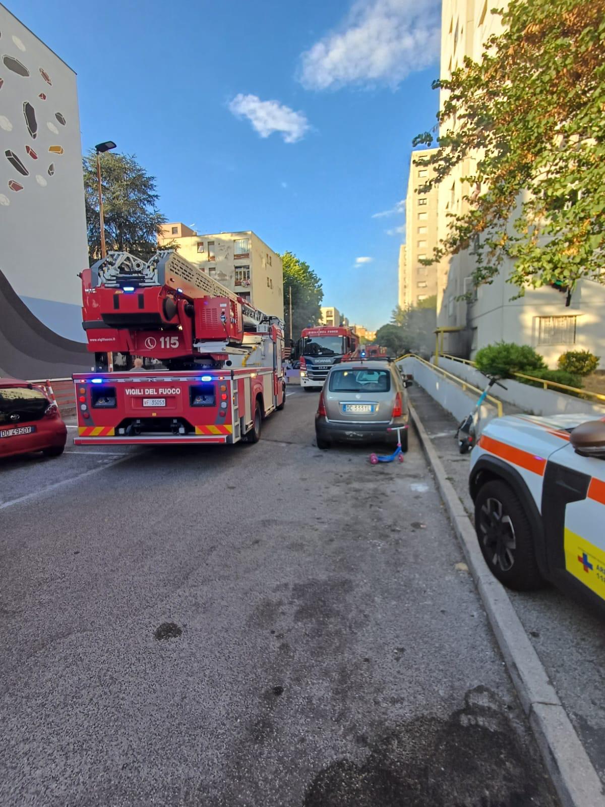 Roma, incendio a Tor Bella Monaca: diversi intossicati e palazzo evacuato Roma, incendio a Tor Bella Monaca: diversi intossicati e palazzo evacuato