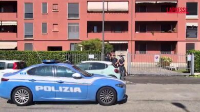 Milano, uccide la madre e si uccide gettandosi dal palazzo: le immagini dal luogo della tragedia