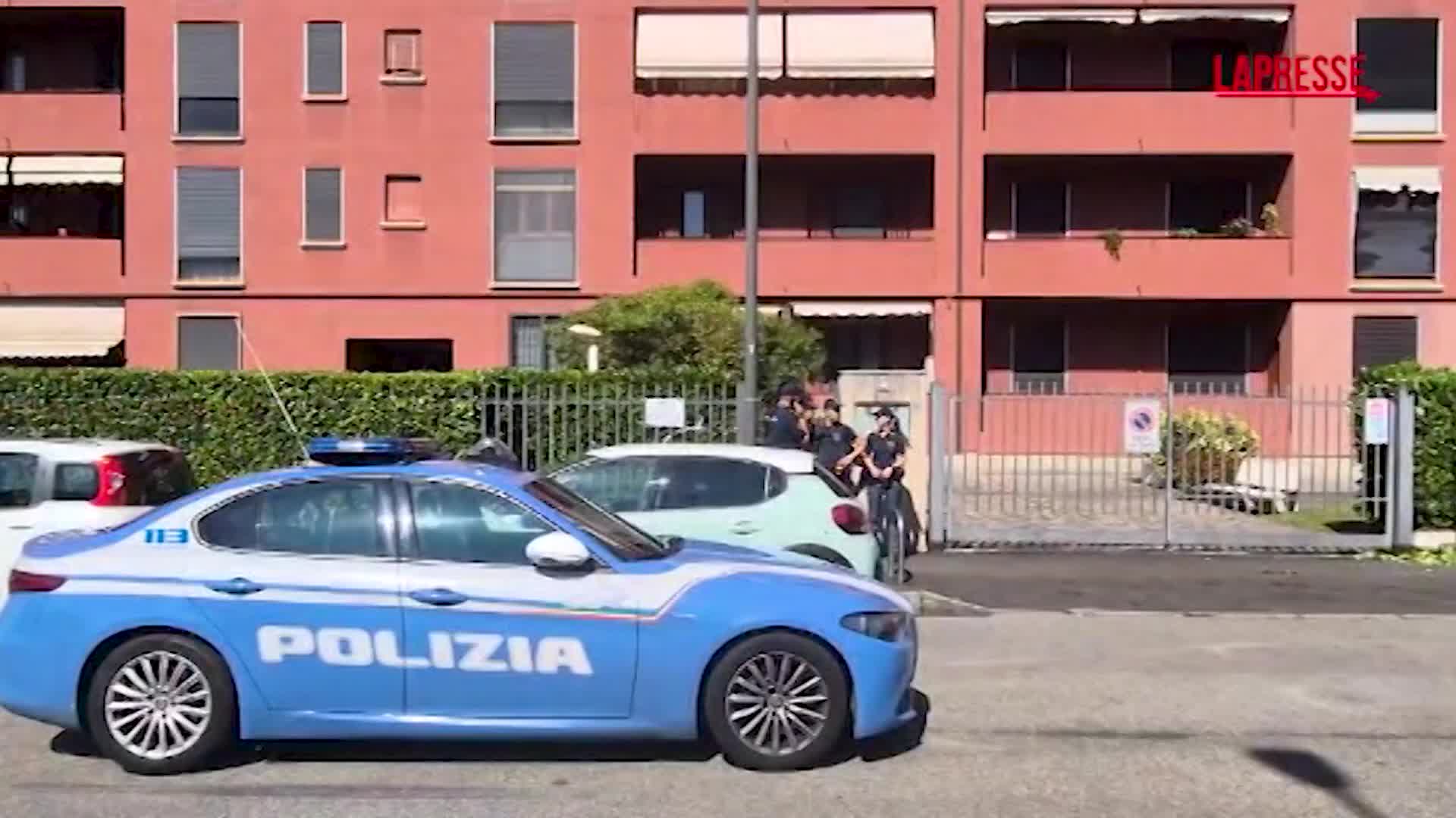 Milano, uccide la madre e si uccide gettandosi dal palazzo: le immagini dal luogo della tragedia Milano, uccide la madre e si uccide gettandosi dal palazzo: le immagini dal luogo della tragedia