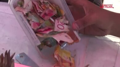 Gaza, i contanti scarseggiano e si cerca di riparare le banconote danneggiate: le immagini