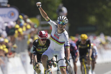 Tour de France 2025: Pogacar vince la settima tappa e torna in maglia gialla