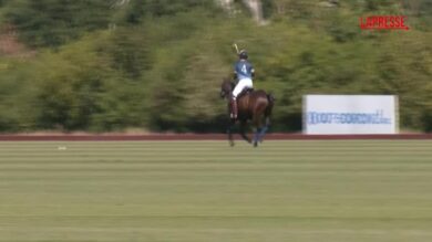 Il principe William gioca una partita di beneficenza di polo ad Ascot