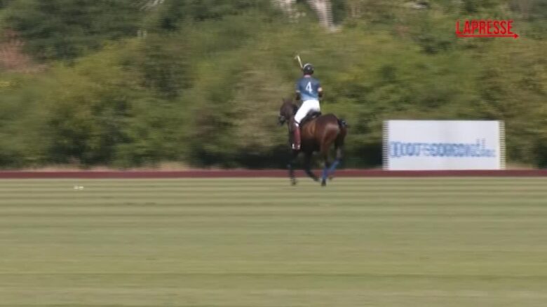 Il principe William gioca una partita di beneficenza di polo ad Ascot