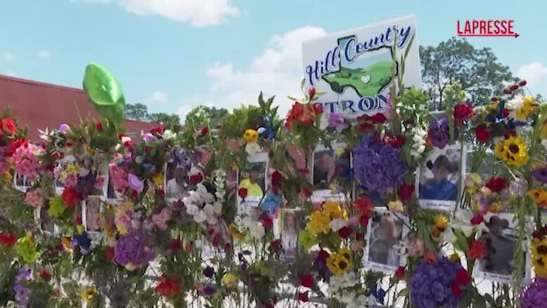 Texas, commemorazioni per le vittime dell'inondazione: le immagini del dolore