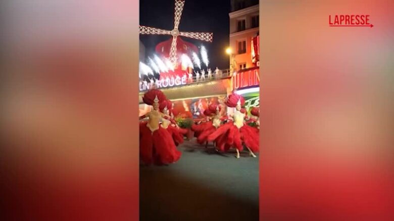 Parigi, rimontate le pale del Moulin Rouge