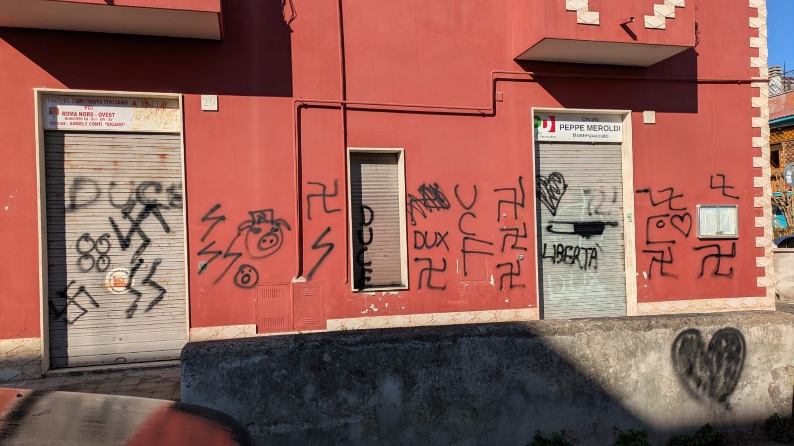pd vandalizzata sede a montespaccato scritte per mussolini e svastiche
