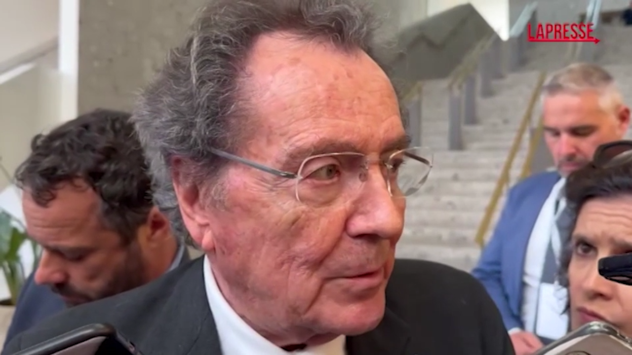 Gros Pietro: "Dazi? Servono a tirare su soldi, Trump abile negoziatore" Gros Pietro: "Dazi? Servono a tirare su soldi, Trump abile negoziatore"