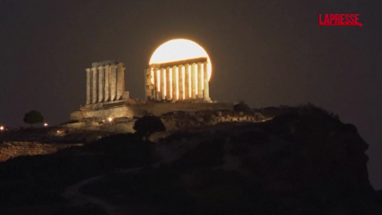 grecia la luna piena sull antico tempio di poseidone