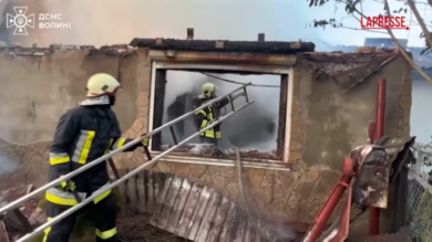 Ucraina, almeno 2 morti e 14 feriti per bombardamento: le immagini dei soccorsi