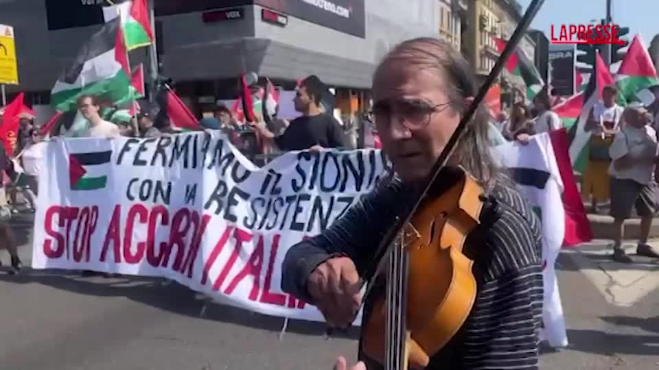 Milano, centinaia di persone al corteo pro Pal: "Via gemellaggio con Tel Aviv" Milano, centinaia di persone al corteo pro Pal: "Via gemellaggio con Tel Aviv"