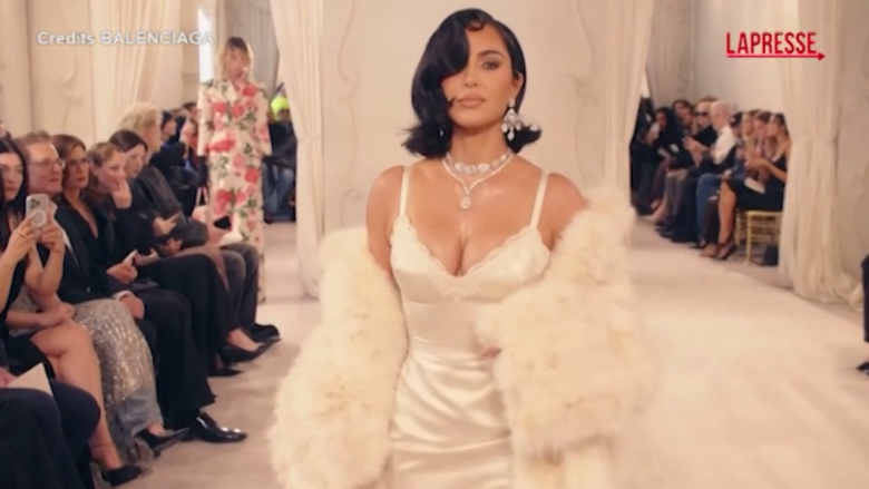 Moda, Kim Kardashian incanta Parigi alla sfilata couture di Balenciaga
