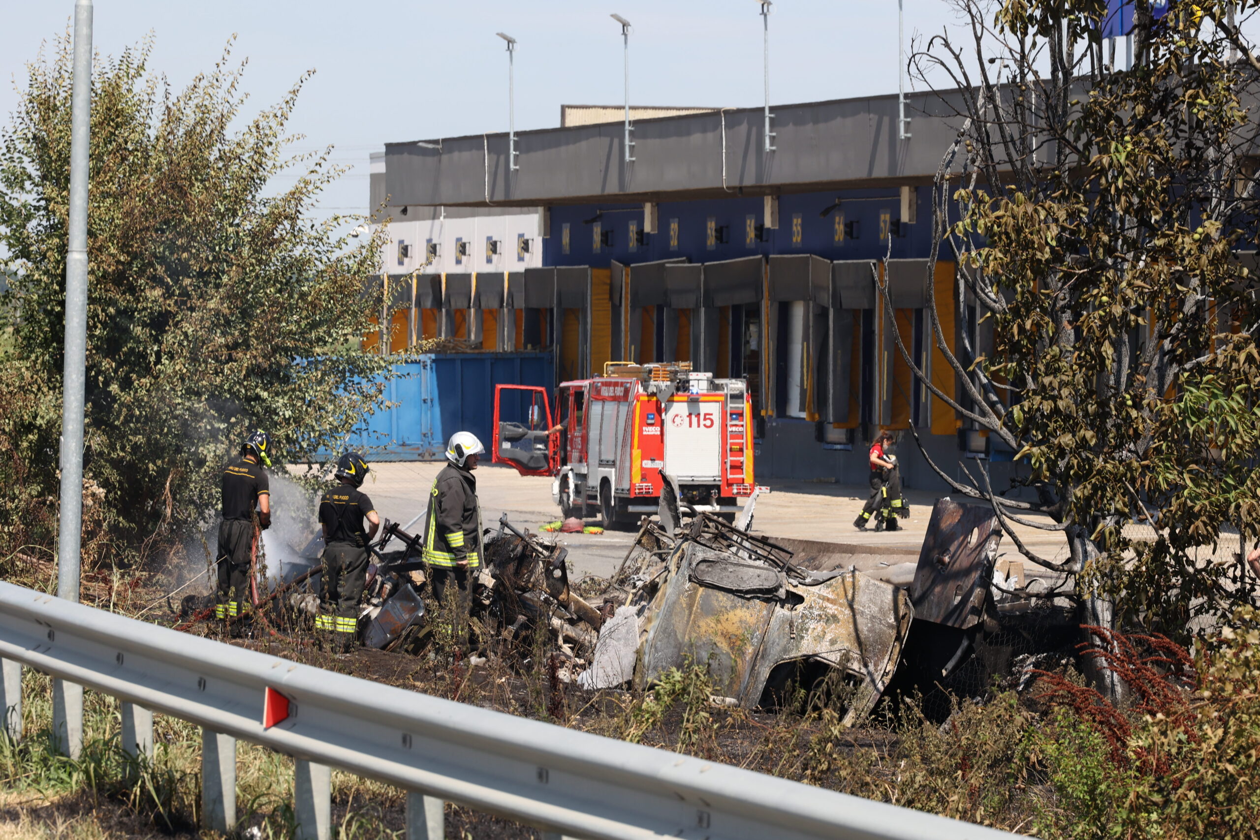 Bologna, autocisterna Gpl esplode dopo scontro con auto: morto l’autista