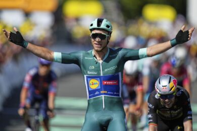 Tour de France 2025, Milan vince in volata l’ottava tappa