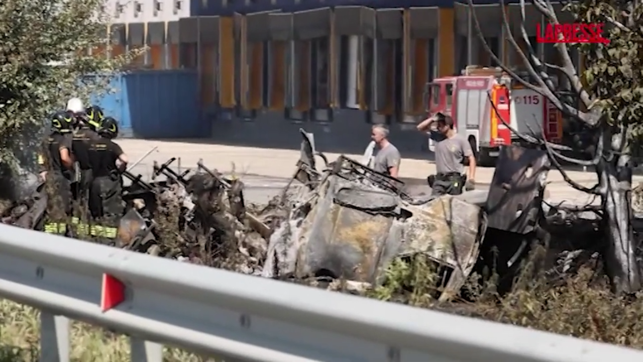 Bologna, autocisterna di Gpl va fuori strada ed esplode: vigili del fuoco al lavoro Bologna, autocisterna di Gpl va fuori strada ed esplode: vigili del fuoco al lavoro