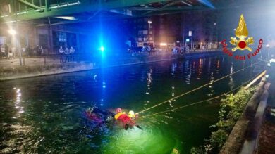 Milano, finisce con l’auto nel Naviglio: morto 24enne a Corsico