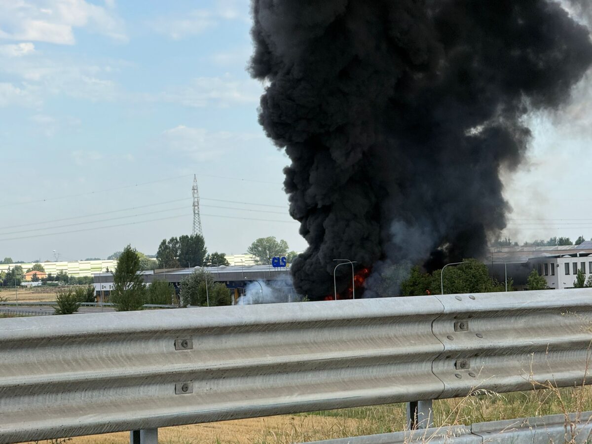 Bologna, autocisterna Gpl esplode dopo scontro con auto: morto l’autista Bologna, autocisterna Gpl esplode dopo scontro con auto: morto l’autista