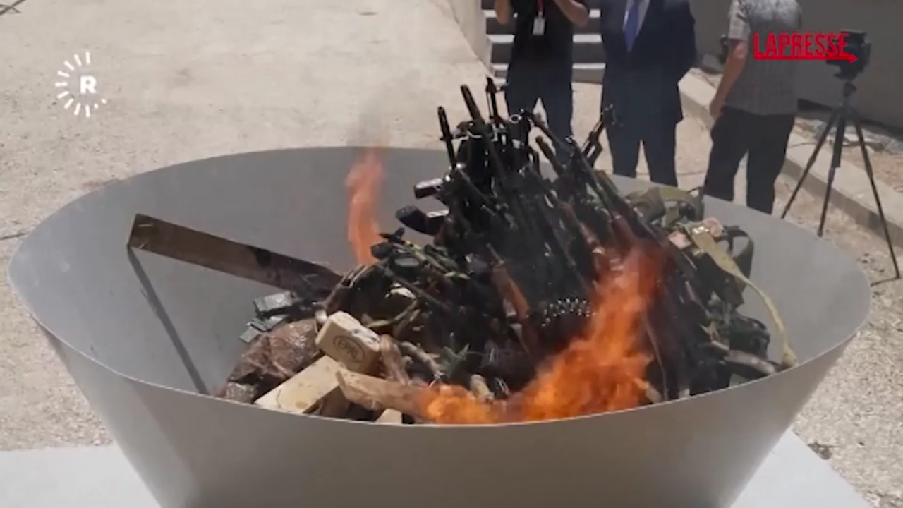 Kurdistan, i militanti del Pkk bruciano le armi Kurdistan, i militanti del Pkk bruciano le armi