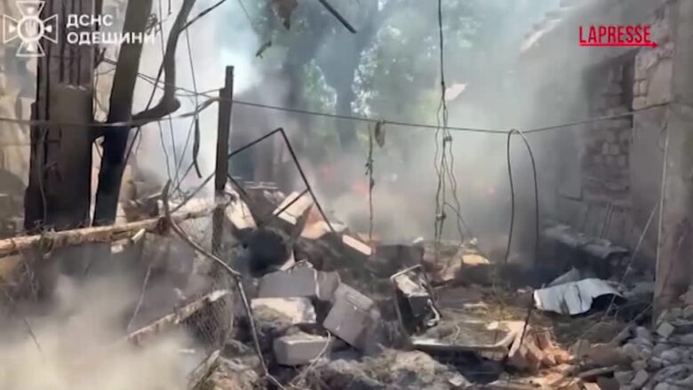 Ucraina, edifici distrutti a Odessa dopo l'ennesimo raid russo