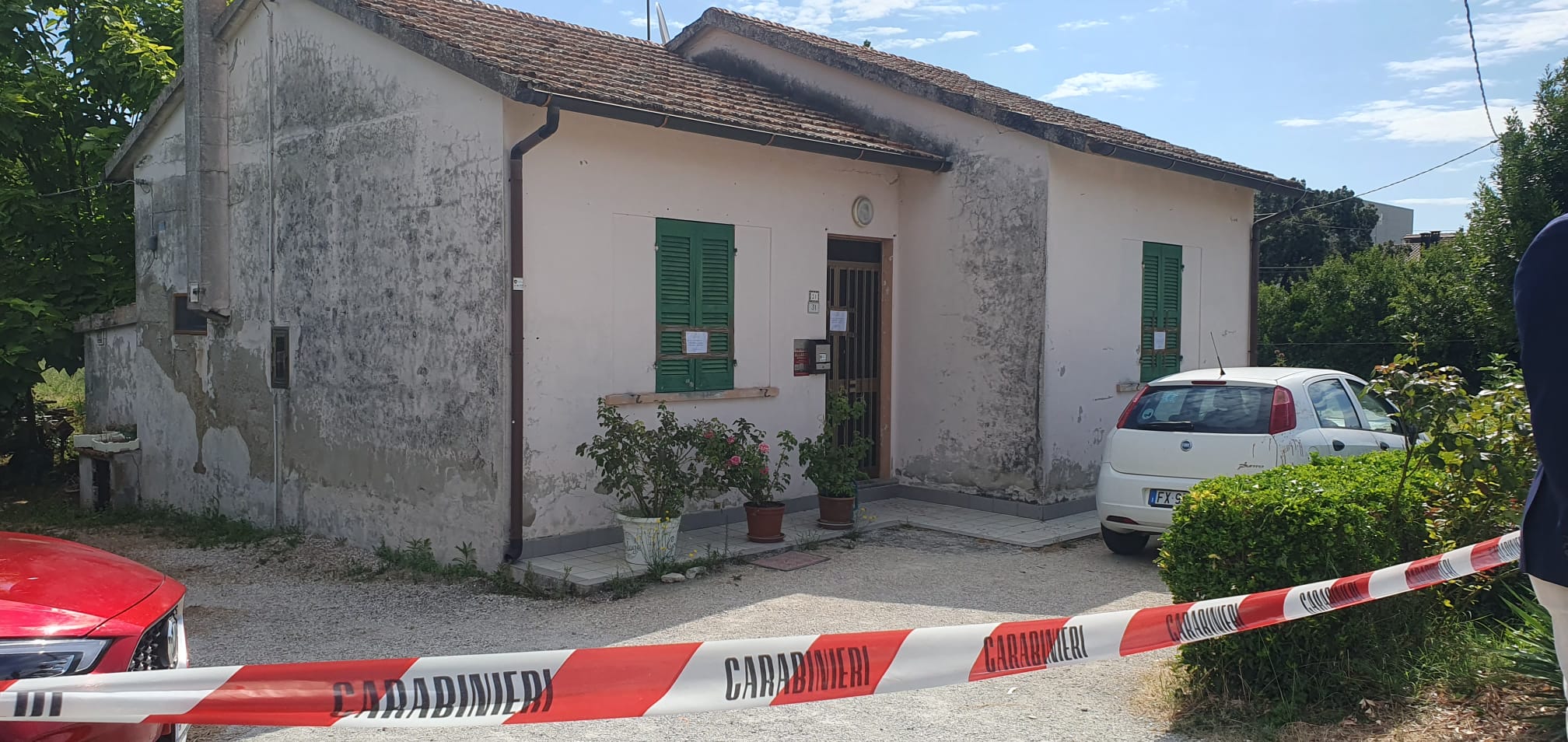 Pesaro: uomo armato irrompe a festa di bambini e uccide donna